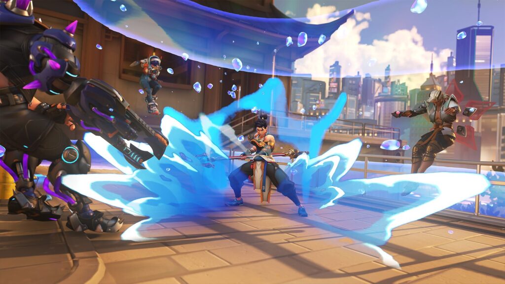 Overwatch 2: een held vuurt een blauwe ijsaanval af op een tegenstander in een stad