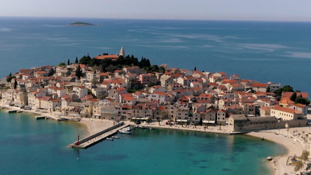 Wie is de Mol? streamingeditie 2026: luchtfoto van een Kroatisch kustdorp op een schiereiland